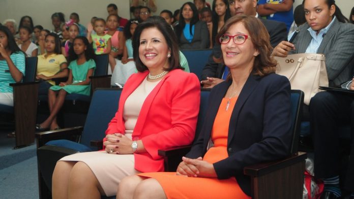 La vicepresidenta de la República, doctora Margarita Cedeño, con Dulce Elvira de los Santos, directora de BIJRD.
